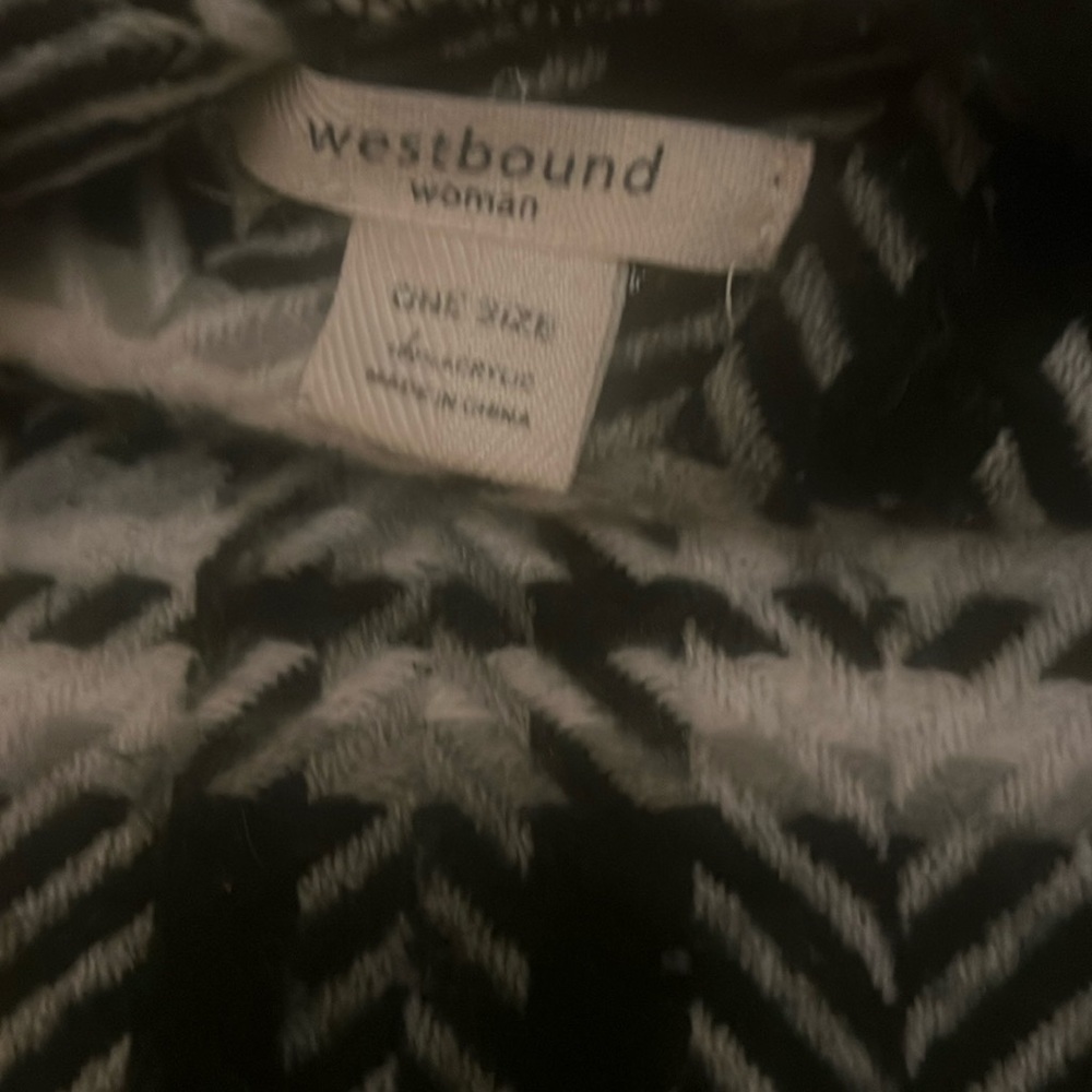 Women black/white woven blended over the shoulders shawl.